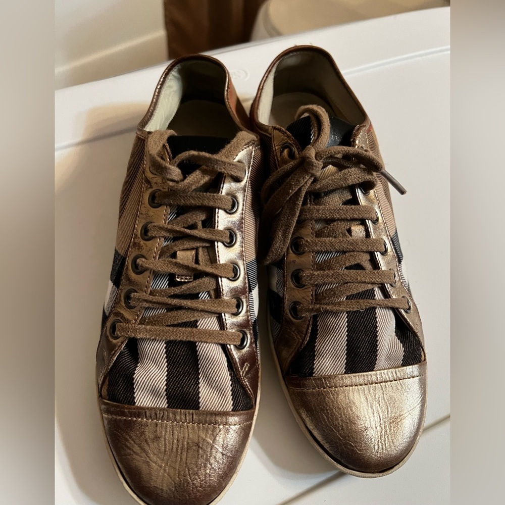 Size 40 Burberry Womens shoes